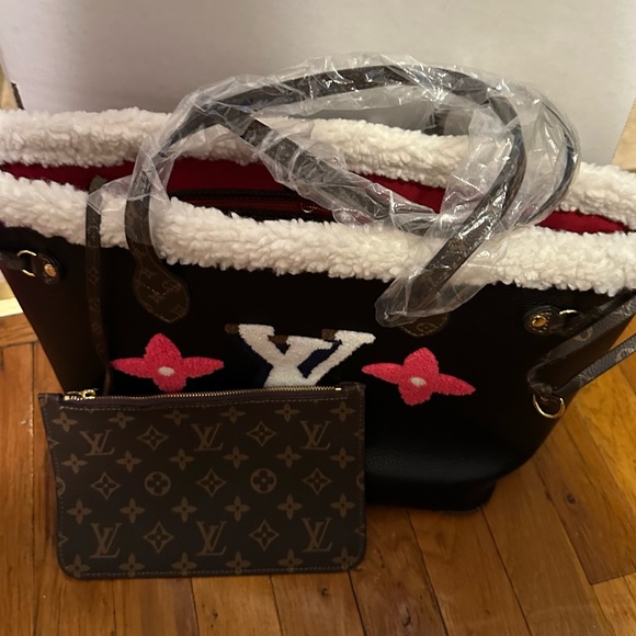 Chic Designer Black Tote with Red and White Details - Picture 3 of 5